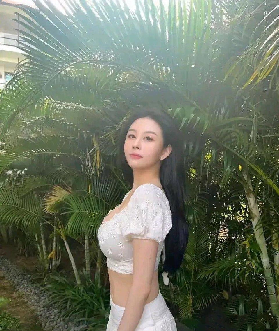 沈月，著名影星邱淑贞的长女，身高159厘米，虽然身高没有母亲高，但长相、身材、气