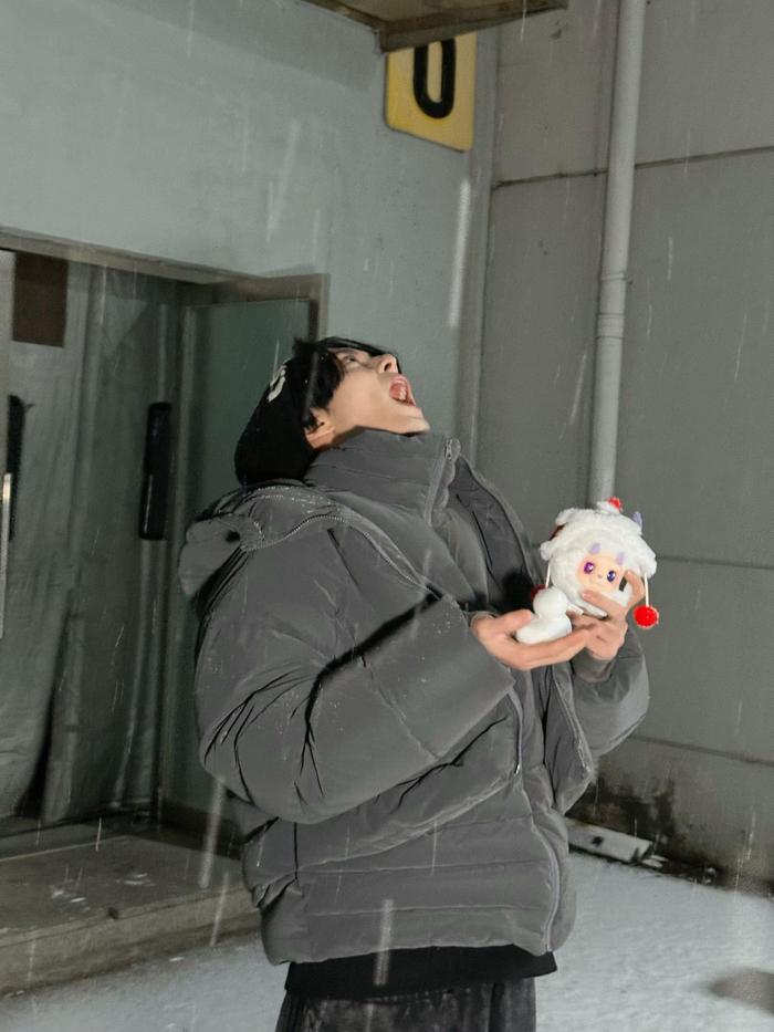 王鹤棣的初雪营业照也太会了！一边是裹成毛绒小雪鸭的“人间暖气”，粉丝恨不得把他塞