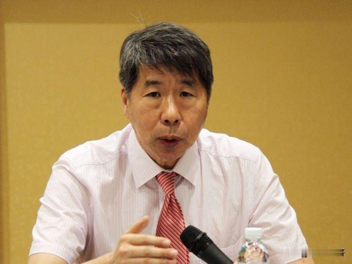 张亚中当仁不让，说出了“党主席的职位还是由我来做，可能更为适当一点”这样的话。