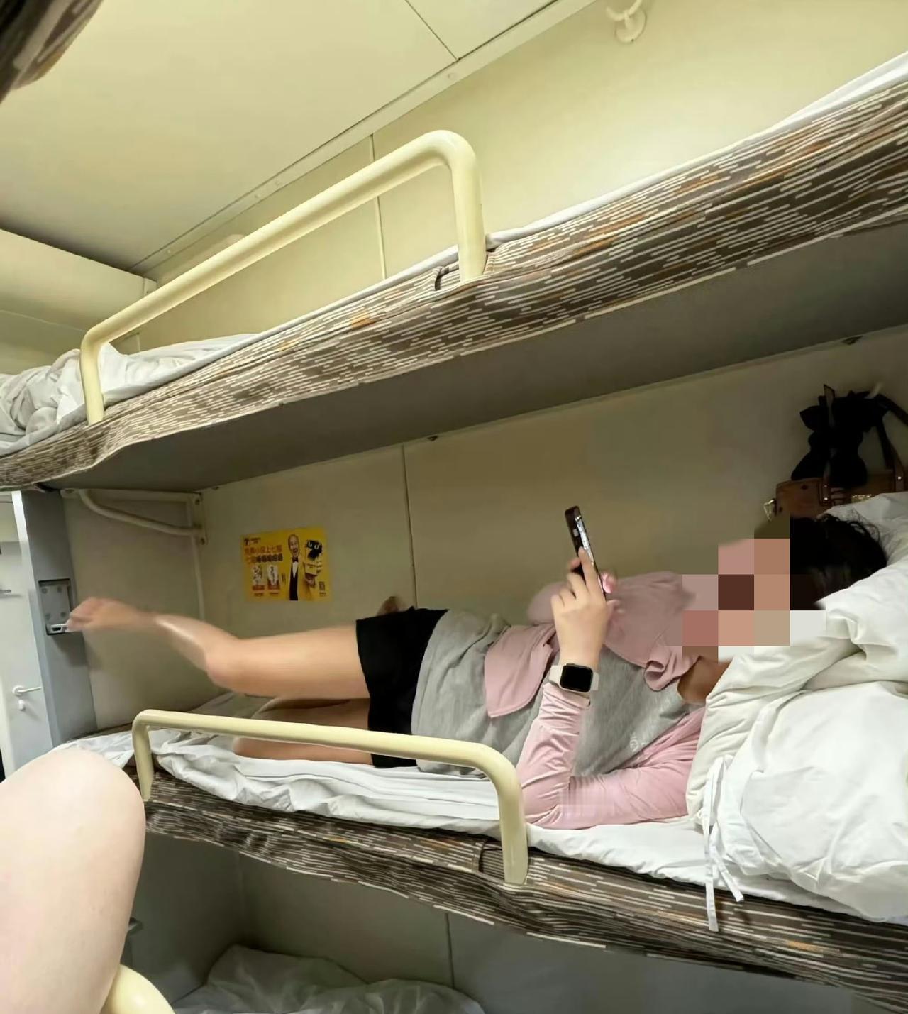 火车卧铺，对面中铺是个女生，该怎么办？[笑着哭]​​​