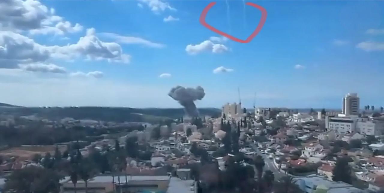 伊朗弹道导弹打击以色列中部贝特谢梅什，落地爆炸。以色列军方发射了两枚拦截弹，结果