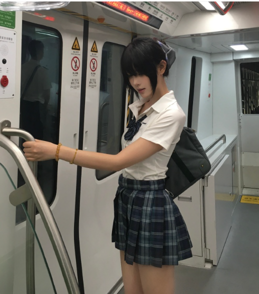 坐地铁偶遇学姐了…​​​