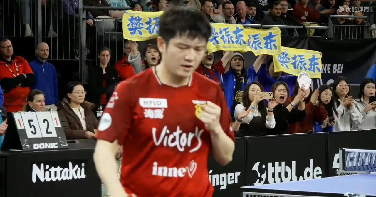 昨晚圈内聚会，一位追了国乒十年的老球迷抿了口冰啤酒，突然拍桌子感慨：“得小胖者得