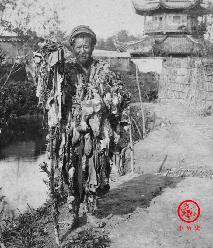 这两张照片里是同一个人，上海龙华一带的乞丐头子，1900年由美国摄影师里卡尔顿拍