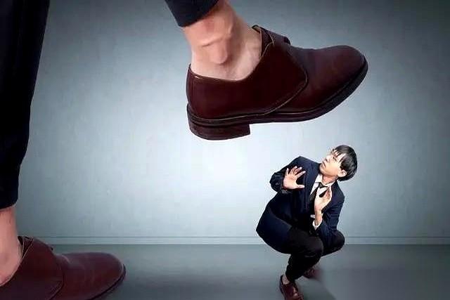 跟你说个事儿。你公司里最硬的后台，不是哪个VP，也不是哪个总监。是那个揣着保