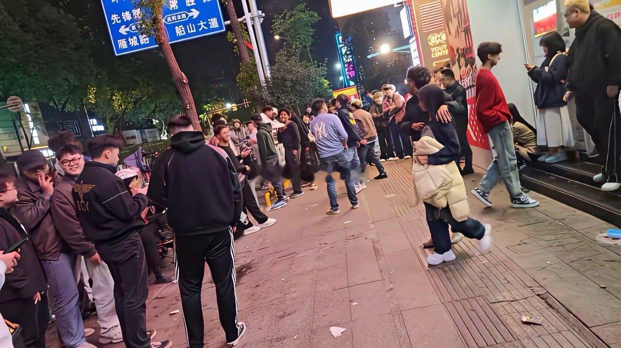 湖南某酒吧门口，小伙子们就把门口唱着阳光彩虹小白马硬刚老外。很多老外来中国就是想