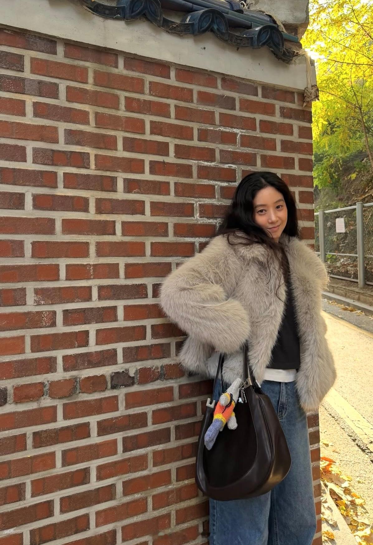 郑丽媛在首尔感受初冬她真人特别瘦和窄，像小学三年级的小朋友