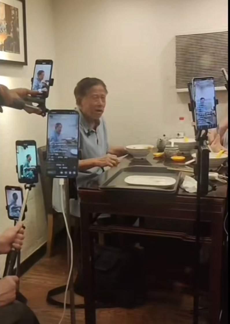 这建功老头啊，满嘴跑火车，说的话没一句靠谱的！他自己亲口说：每个月给老伴250