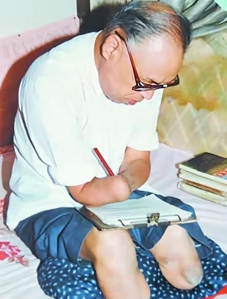 1950年，长津湖战役中，17岁的朱彦夫重伤昏迷，被美军补刀划开肚子，疼醒之后他