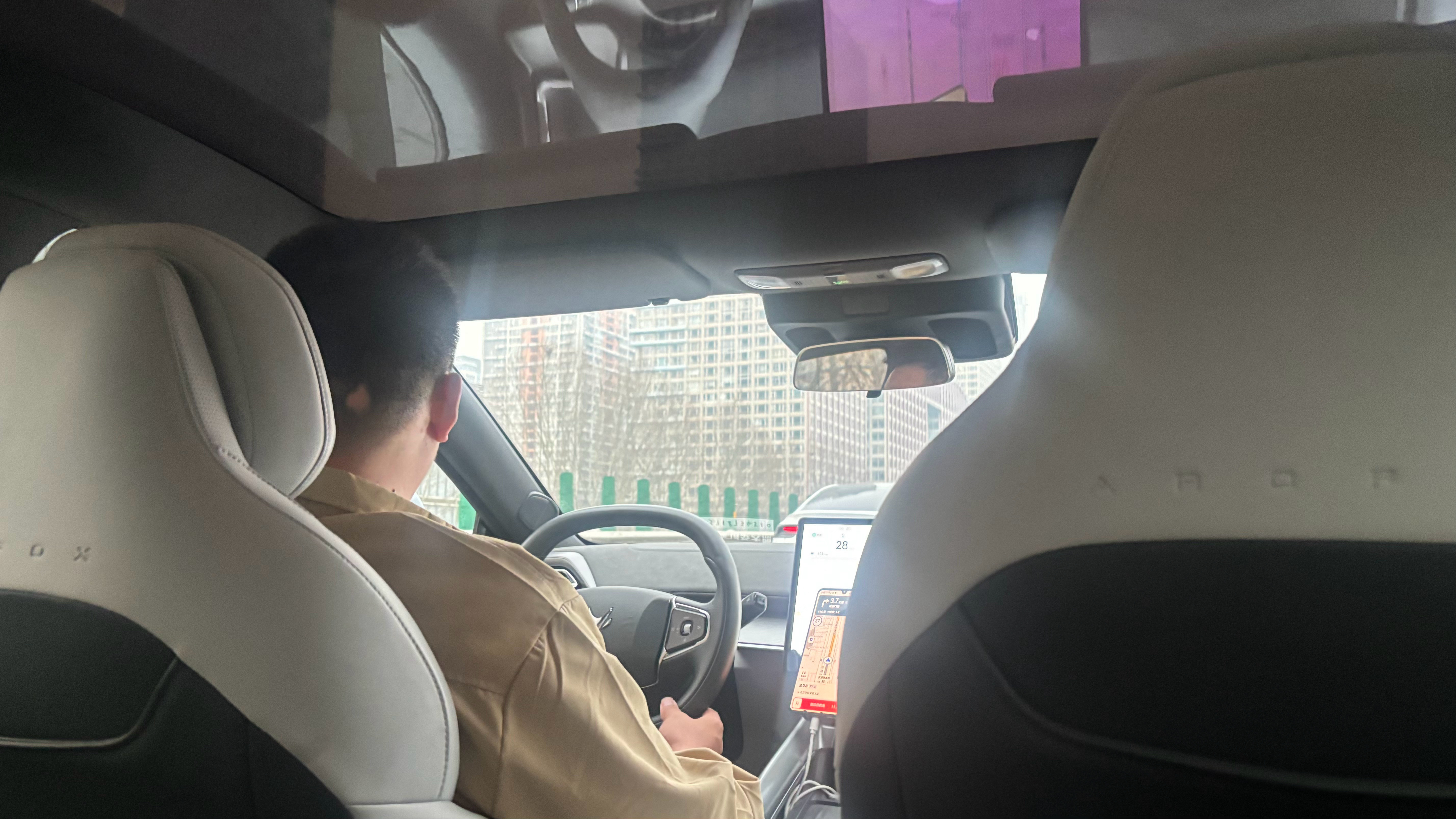 打了辆北汽极狐阿尔法S5，司机说这车厂家官宣续航560公里，但这个季节开的话最