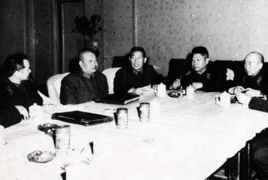 1960年的一天，军区管理处的同志过来，向沈阳军区政委赖传珠上将报告：“邓司令赴