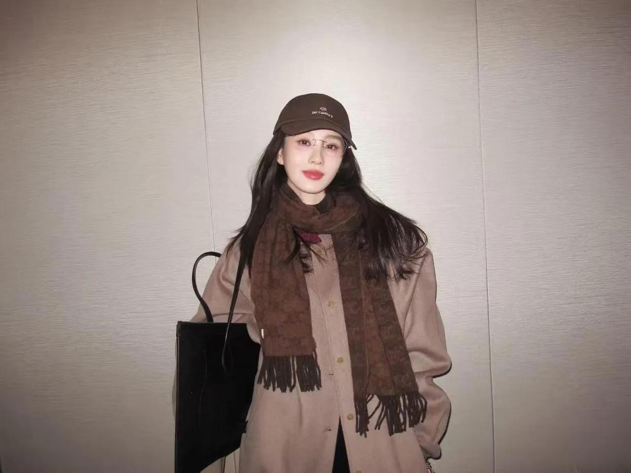 刘诗诗的中年穿搭，才是真·教科书级别的减龄术✨浅咖色大衣+深棕围巾，同色系