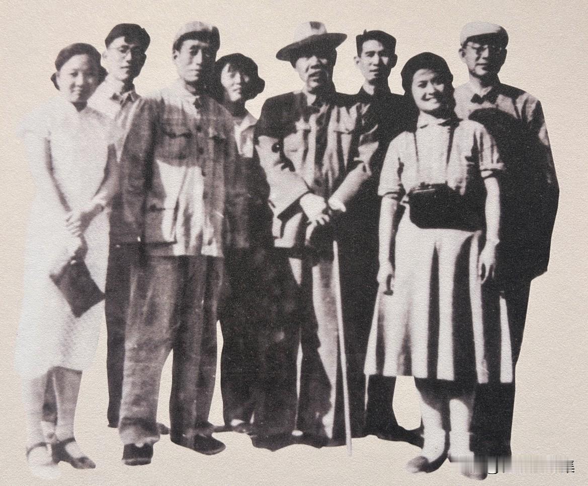 1960年5月24日，董必武到山西视察太原、大同等地，这是他在黄河铁桥边与随行人