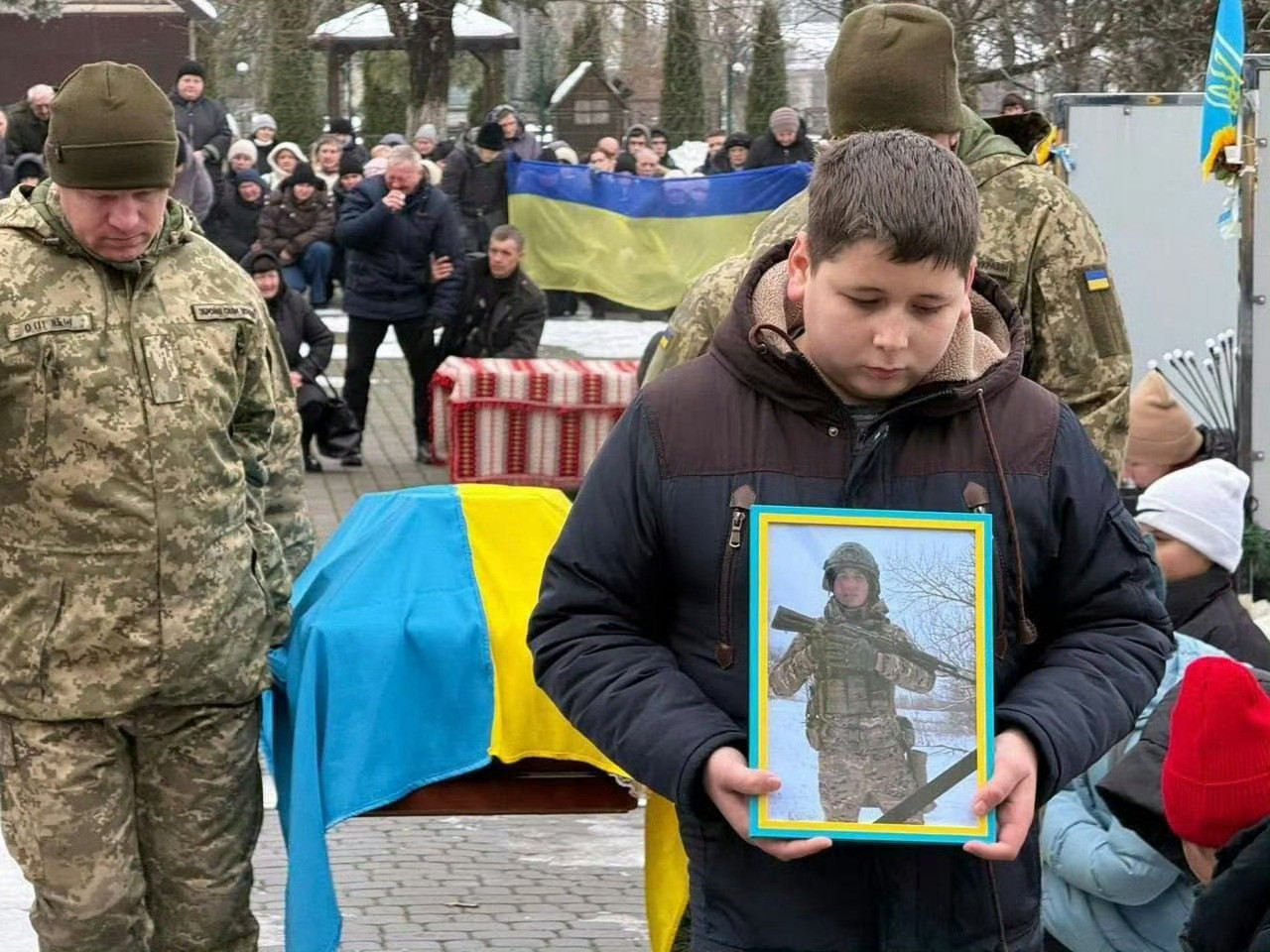 🔻这是什么“兵团之子”吗？🔻媒体发现：这个乌克兰小孩至少出现在十几个乌克兰士