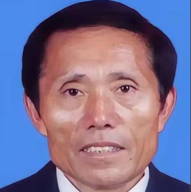 1991年8月，河南濮阳县庆祖镇西辛庄的晒谷场上，刚满40岁的李连成对着全村70