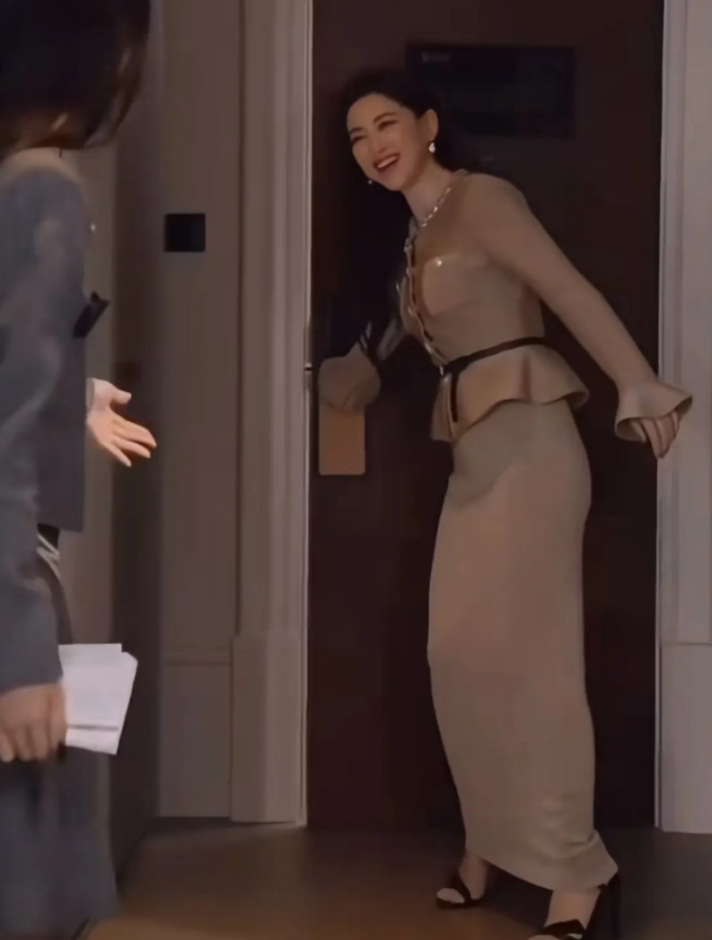 最近的热闹是翁青雅给的，怎么沉淀了一年又闹出这么大的笑话。传媒专业硕士、朱珠