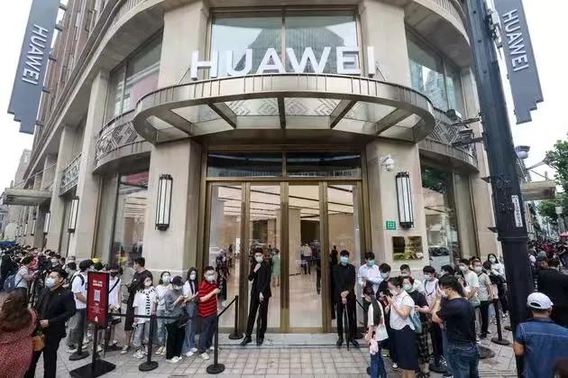 最近，三组数据，让国内赏圈炸锅了，这就是西方不得不承认的现实！一，2026年