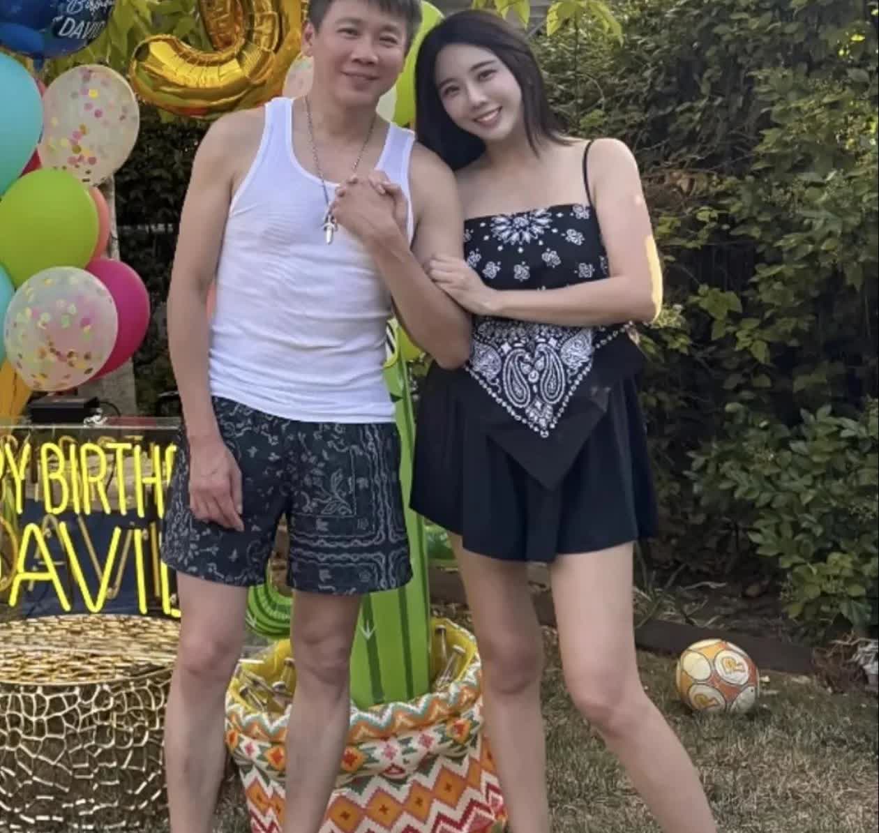 近日56岁的陶喆生日照，陶喆瘦了这么多看着比他老婆还要瘦一些！他穿着白色背心