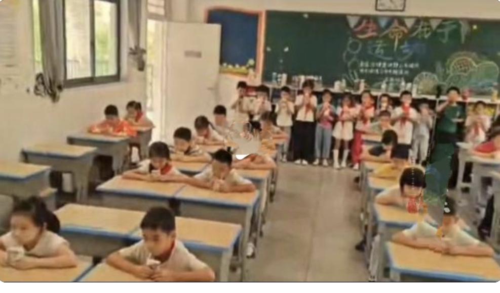 学生不定牛奶，为何让班主任恼羞成怒？学校又该是圣洁的地方，传道授业的场所。现在从