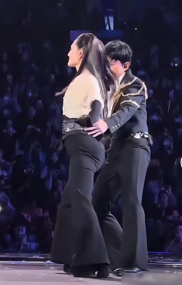 只有我一个人觉得这屁股不对劲吗跟大腿完全割裂开来猛不丁地突出来一大块。其实就