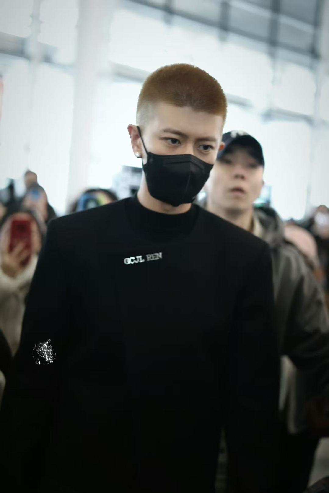 任嘉伦寸头配耳钉造型任嘉伦黄毛寸头造型任嘉伦寸头配耳钉太A了