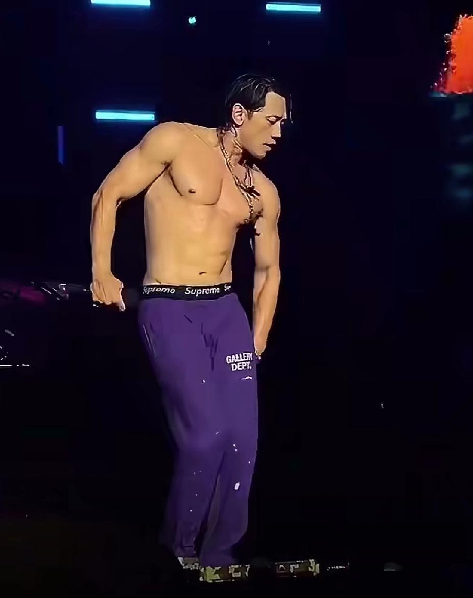 润越来越油腻了，为了展示自己的身材也是拼了，直接光膀子上阵，这身材虽说不错，但是