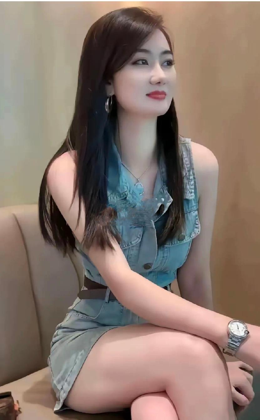 这种美女，看穿着，打扮，一般男性很难符合她的择偶标准！那究竟什么样的男士才是她的