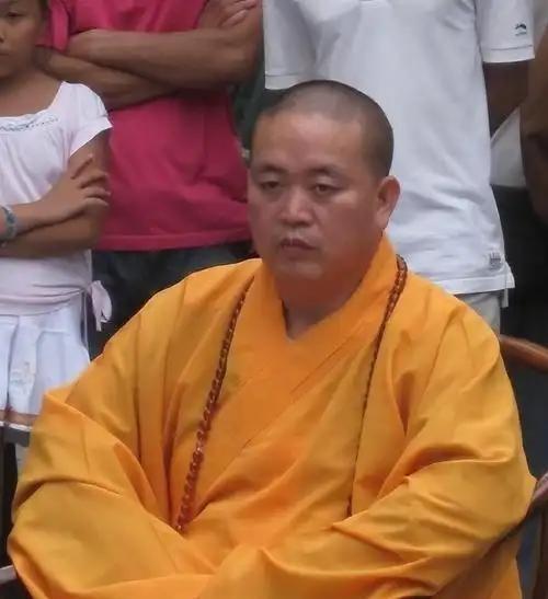 释永信恐怕很难活着走出监狱大门了。不是因为他判的时间太长，而是因为他进去的时候，