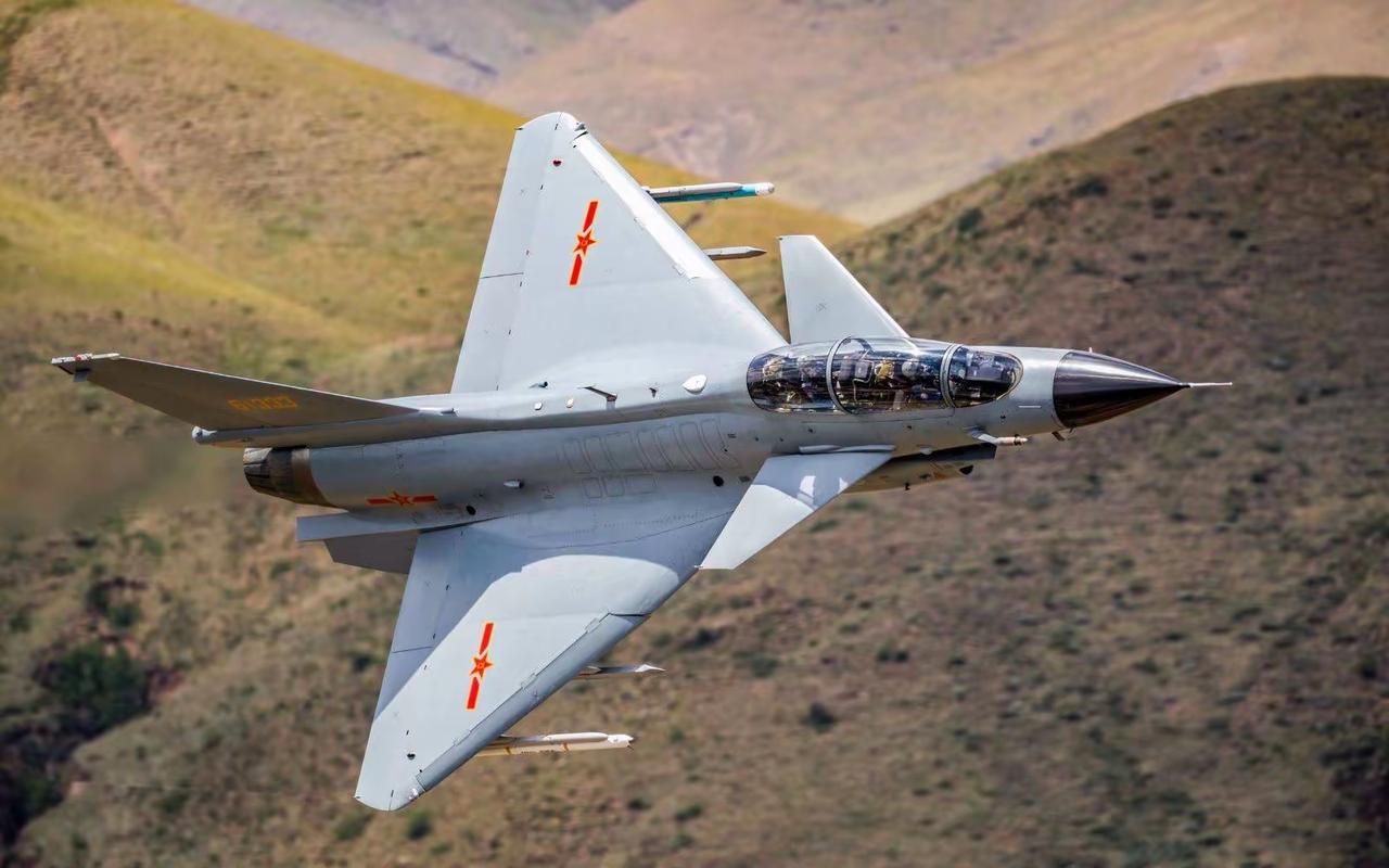 2. 印军飞行员看枭龙苦笑光辉战机突发坠机印媒仍强辩：迪拜航展上，枭龙Bloc