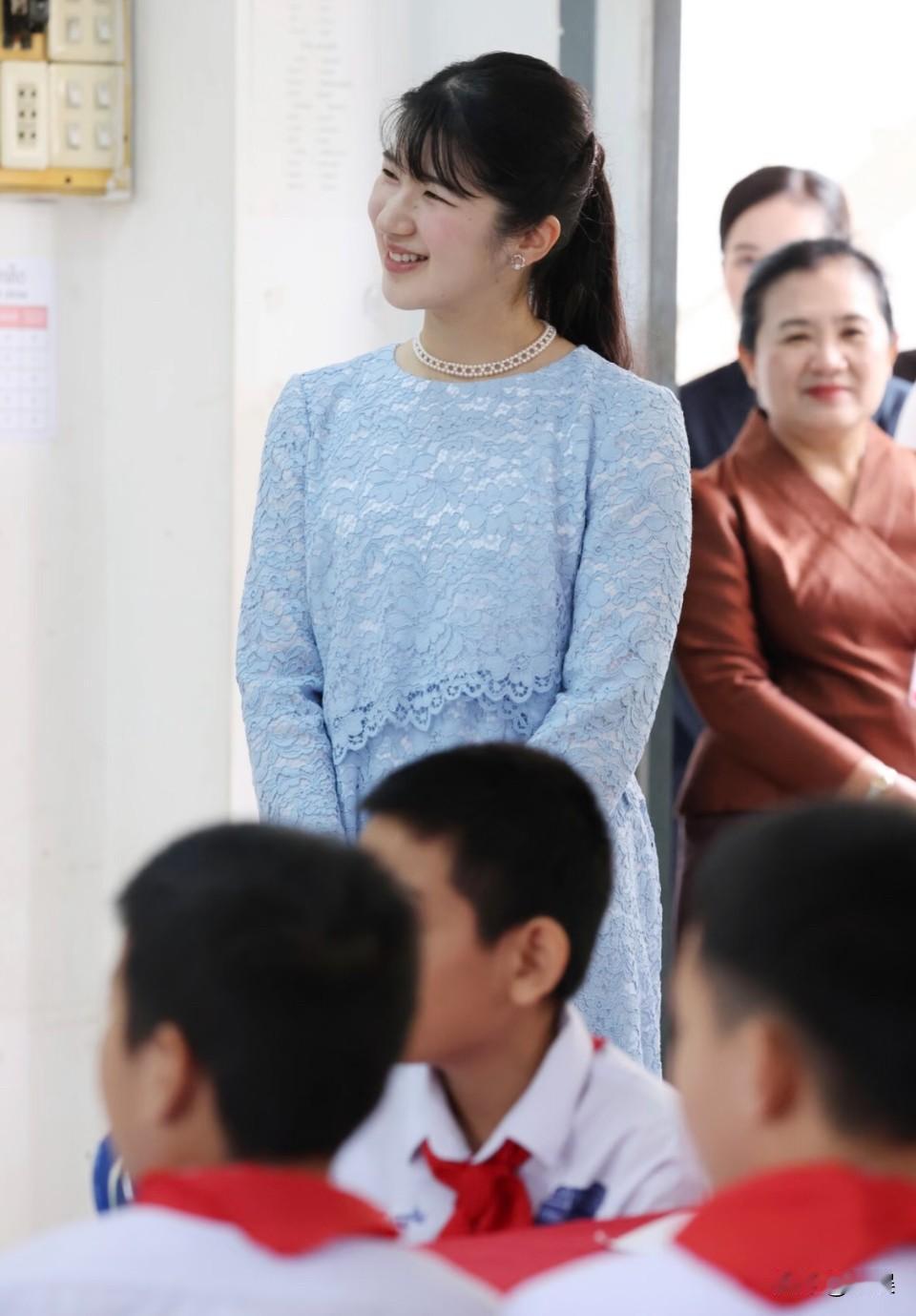 爱子公主视察万象的日语教学课堂这条裙子好好看，让爱子显得又青春又优雅[赞]挺