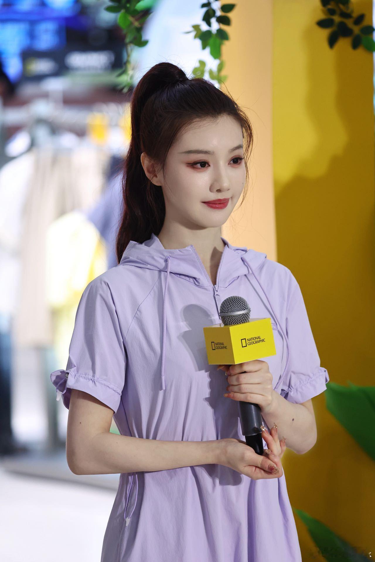 王鹤润原相机直出的美王鹤润线下活动人气紫色穿搭衬得气质温婉又明媚，身形仪态样样出