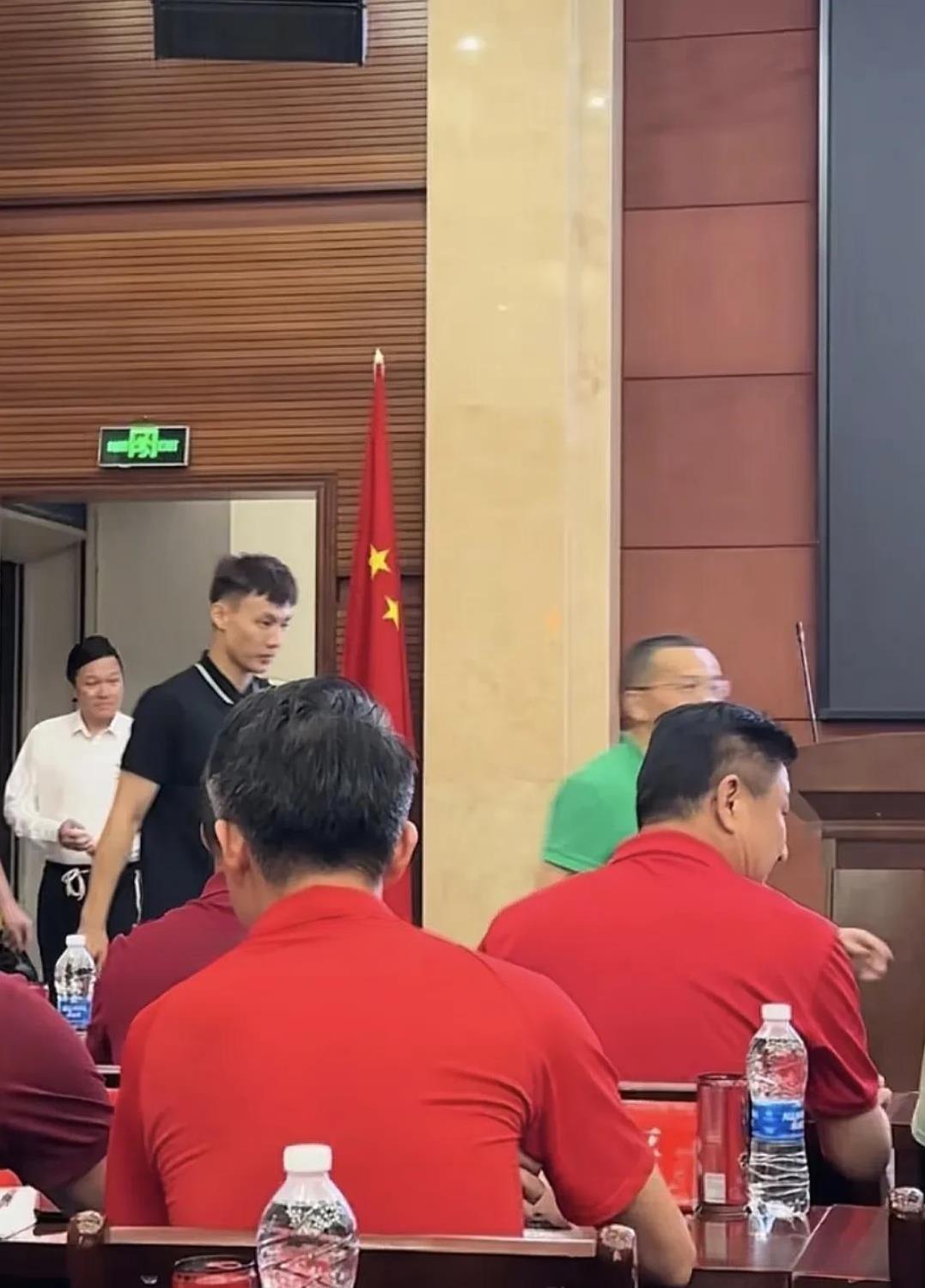 广东队球员徐杰今日回到家乡，当选为市篮协副会长！今天（6月8日），正在广州二沙