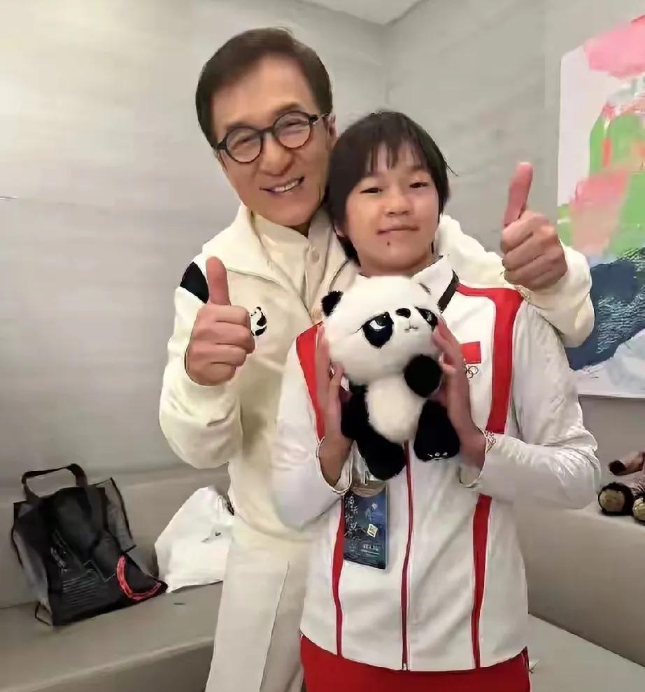 哇塞！成龙和全红婵这波跨界互动太有看点啦！全红婵晒出与成龙合影，成龙转发大赞“国