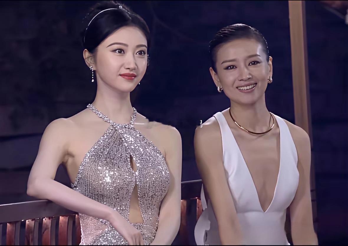 董洁被衬得最惨的一次23年GQ盛典景甜董洁朱珠坐船进场我记得当时镜头是先给了董洁
