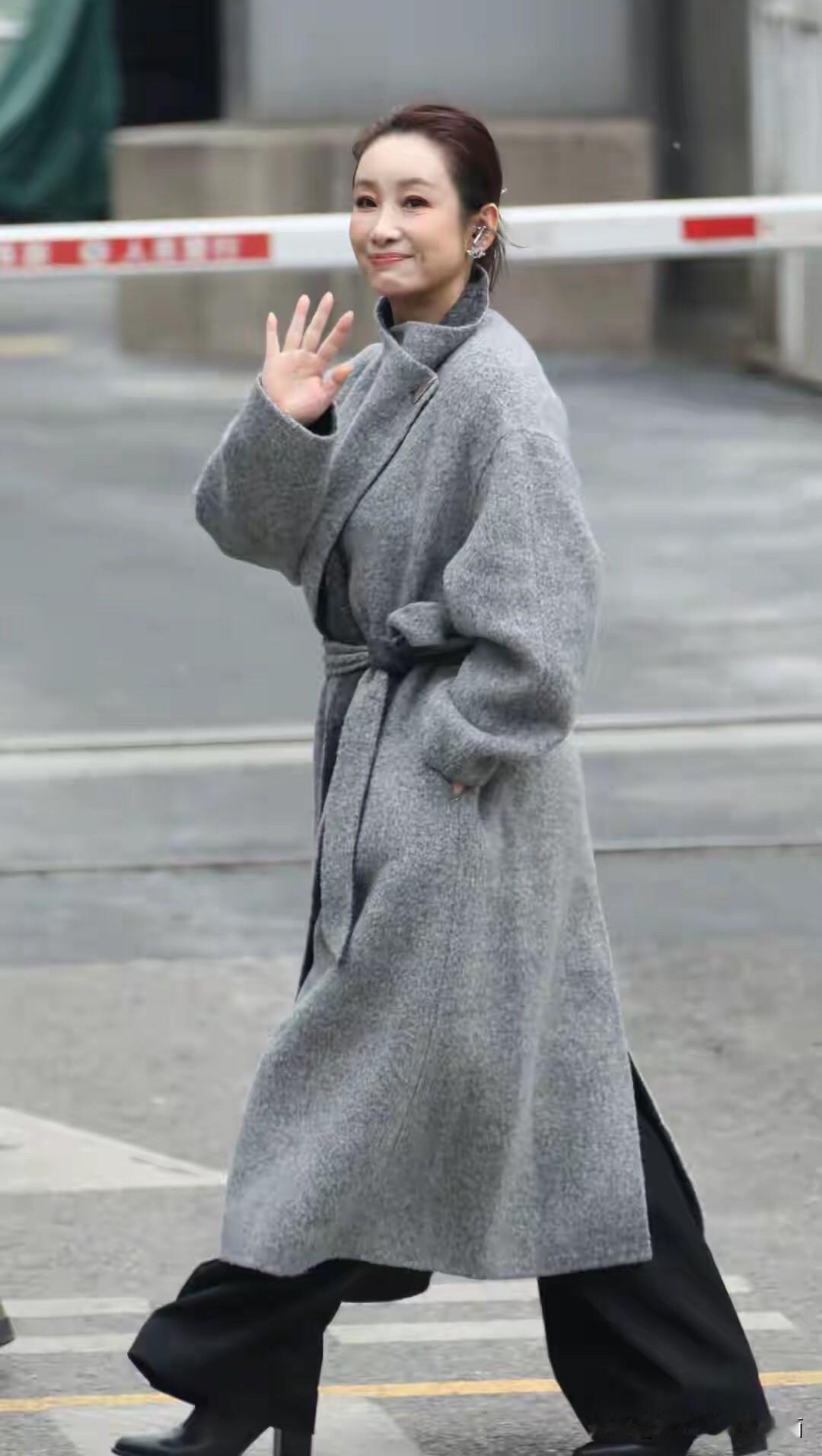 被秦海璐这高级感的气质狠狠给惊艳到了，年轻时候根本算不上美女的她，现在居然这么的