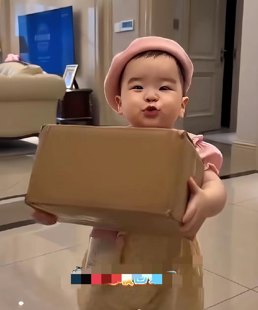 谁能拒绝勤劳又软萌的人类幼崽？别的小朋友撒娇黏人，小汪宝却悄悄解锁新技能，暖心举