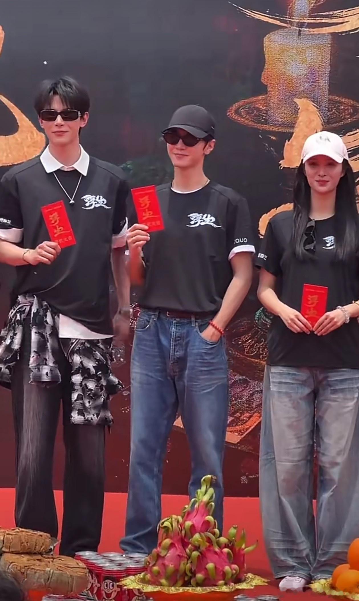 浮生的开机现场，陈哲远王楚然邓凯三个人站一块儿像📶