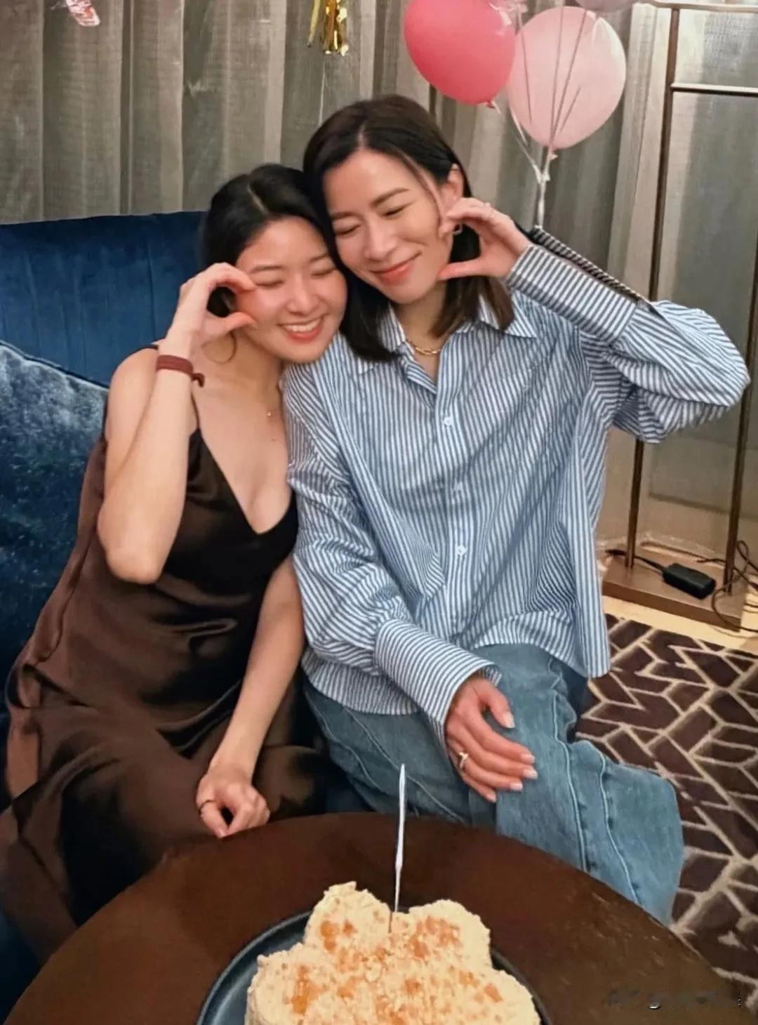 佘诗曼晒照，和许绍雄的女儿一起庆生，并配文：生日快乐，小妹妹。这一年虽步履沉重