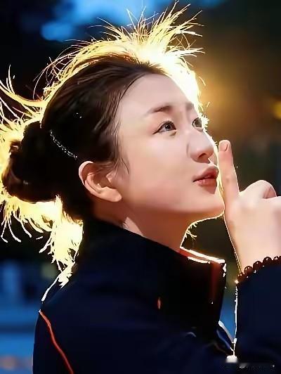 都说山东出美女，这回我算是信了！看陈梦这简单的丸子头、挺拔的身姿。难怪有