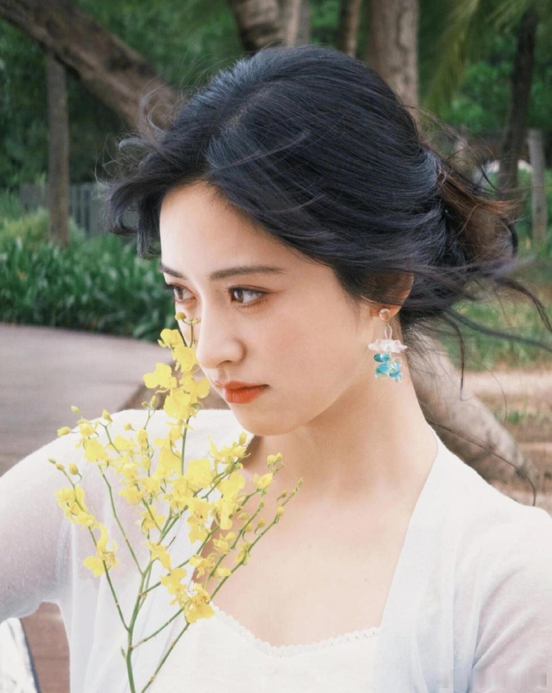 沈月这是喝了多少酒哟，走路一颠一颠像小企鹅，探头那模样萌翻啦，雪琴护着超暖！