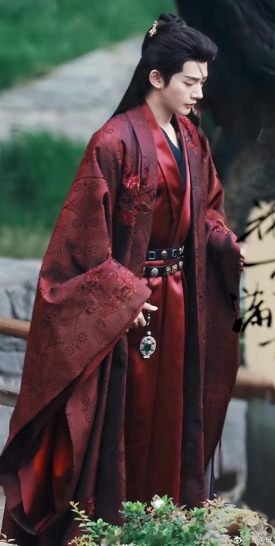 邓为的身材真的好顶，比那些专业模特比例还要好，文官的长相，武官的身，这不得把公主