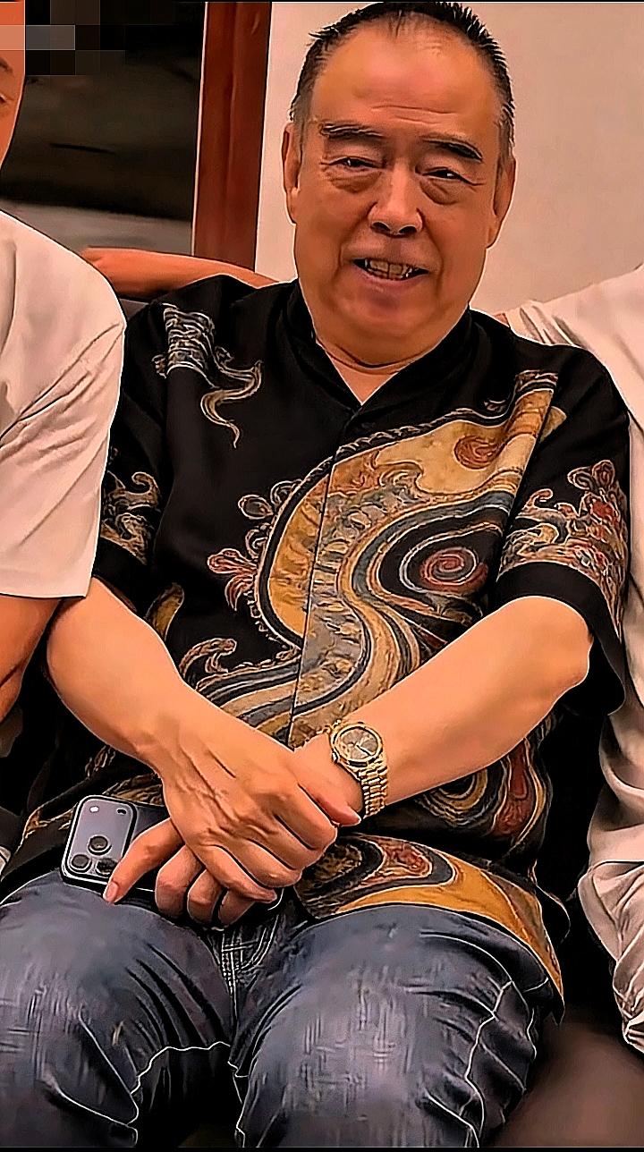 陈凯歌说，我现在老了，74了，平时就跟我老伴陈红在三亚住住。这边暖和，房子大