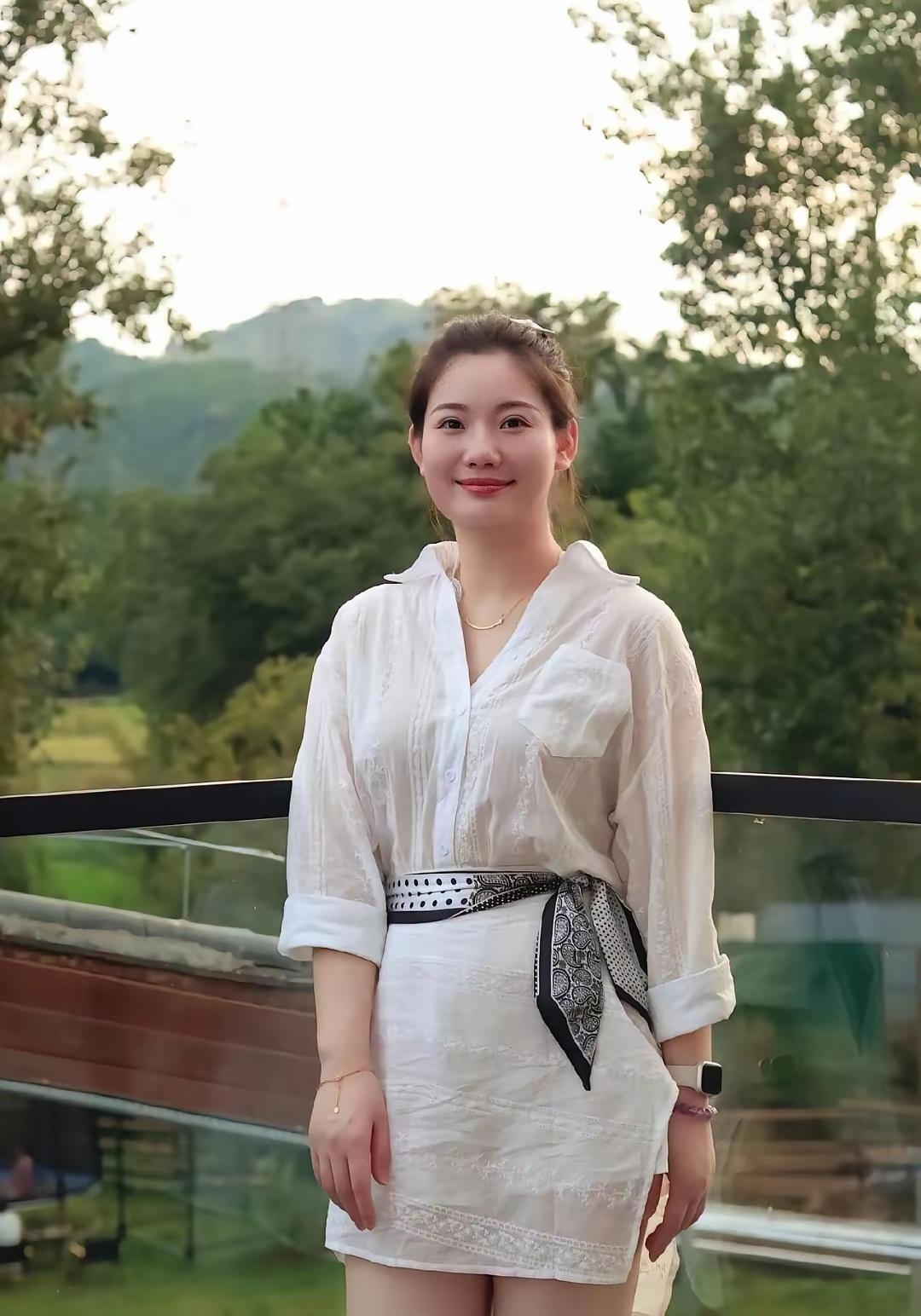 夏日清新穿搭，白色连衣裙搭配腰带，自然背景下的优雅气质。