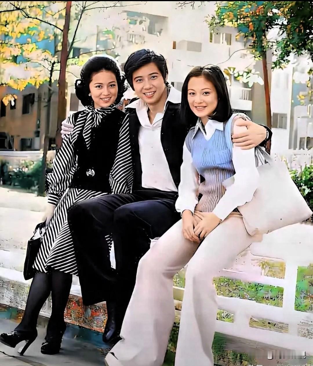 那时的秦汉真是高大修伟，气宇不凡！左边的是朱唇榴齿、温婉如莲的林凤娇。而右边这位