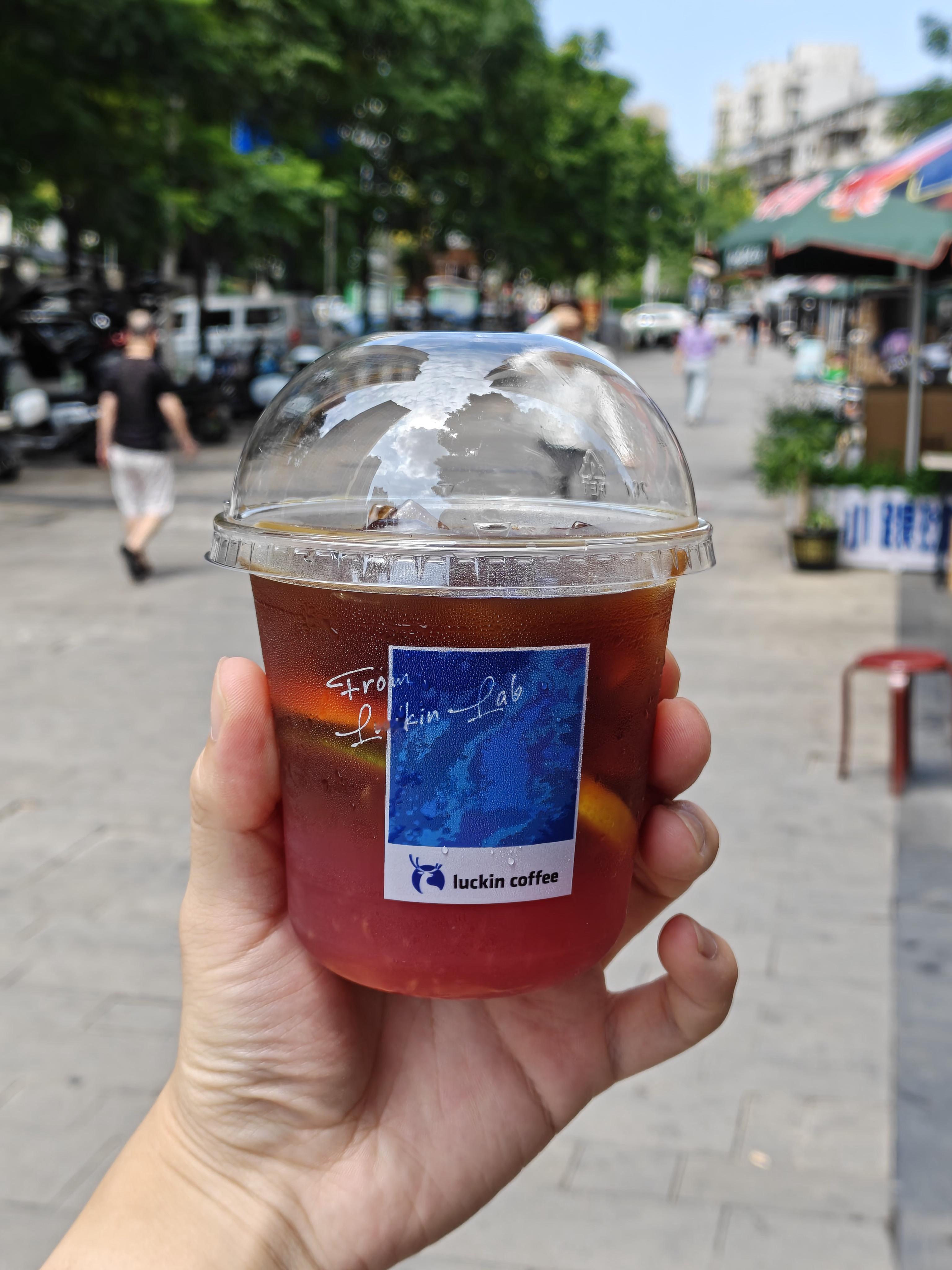 早，今天喝瑞幸新品[大笑]小小白吃饭联播特意找了一家能做酒精版本的瑞幸，怎么硕
