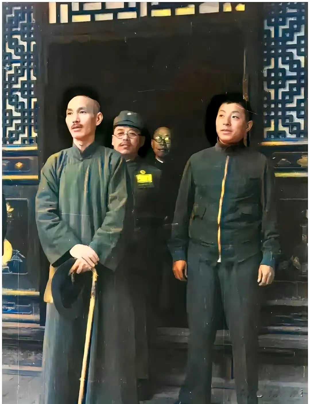 【珍贵影像】1936年，与老蒋合影的张学良竟穿着带拉链的衣服，显的很时髦，简直就