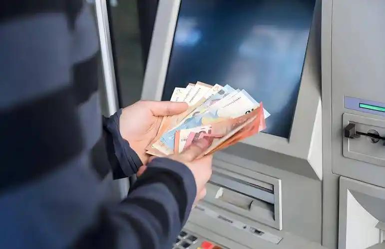 六大行集体下架！你的钱正被“赶”出银行，背后真相藏着普通人的财富新机遇六大