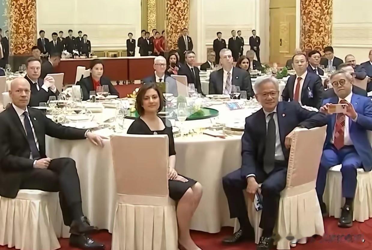 为何我们最拿得出手的不去主陪？4而是让杨元庆、雷军、曹晖，去陪马斯克、黄仁勋