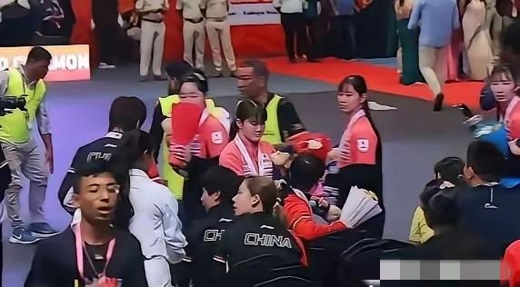 颁奖台上，大藤沙月径直走向孙颖莎，只为换一束花。莎莎爽快答应，换完后摆了摆小手转