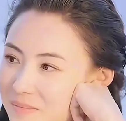 荆棘路上的母亲：张柏芝的负重前行在聚光灯的明暗交替里，张柏芝的名字总与喧嚣